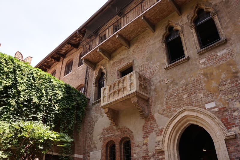 Casa di Giulietta — the medieval brick house in Verona's Via Cappello, with the balcony made famous by Romeo and Juliet